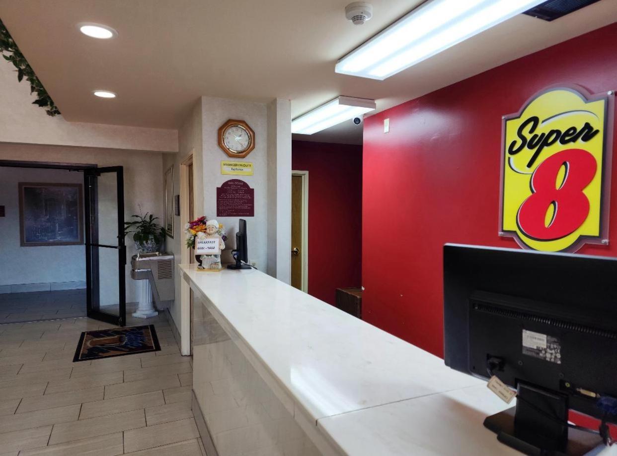 Super 8 By Wyndham White Hall Ngoại thất bức ảnh